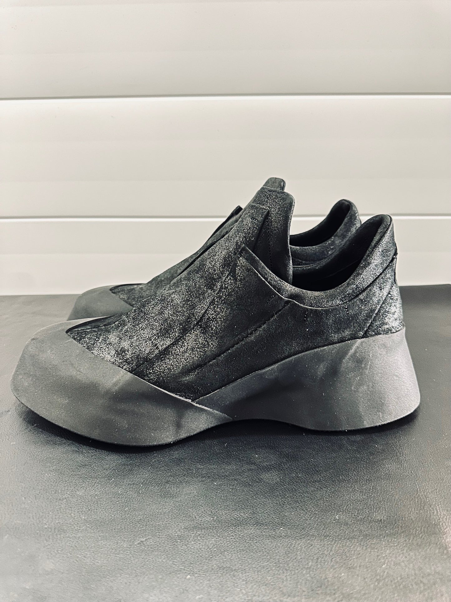 Black Distortion Featherweight Low Top Slip-on Resin Reverse Horse Leather Sneakers