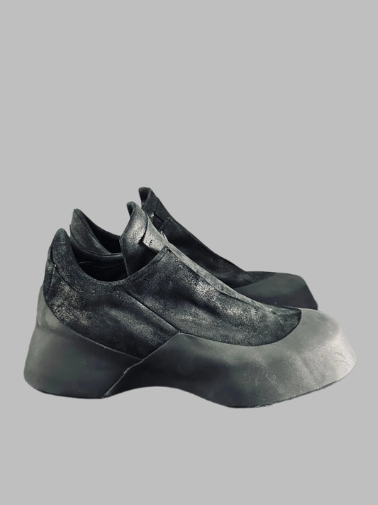 Black Distortion Featherweight Low Top Slip-on Resin Reverse Horse Leather Sneakers
