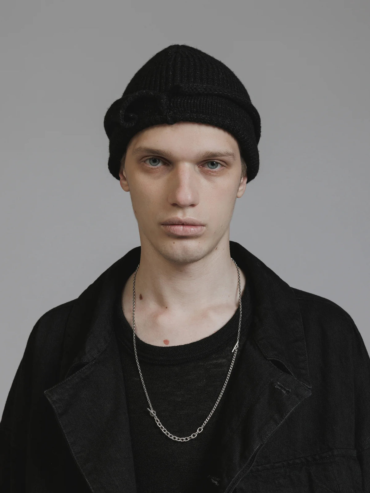 BLACK KNIT BEANIE