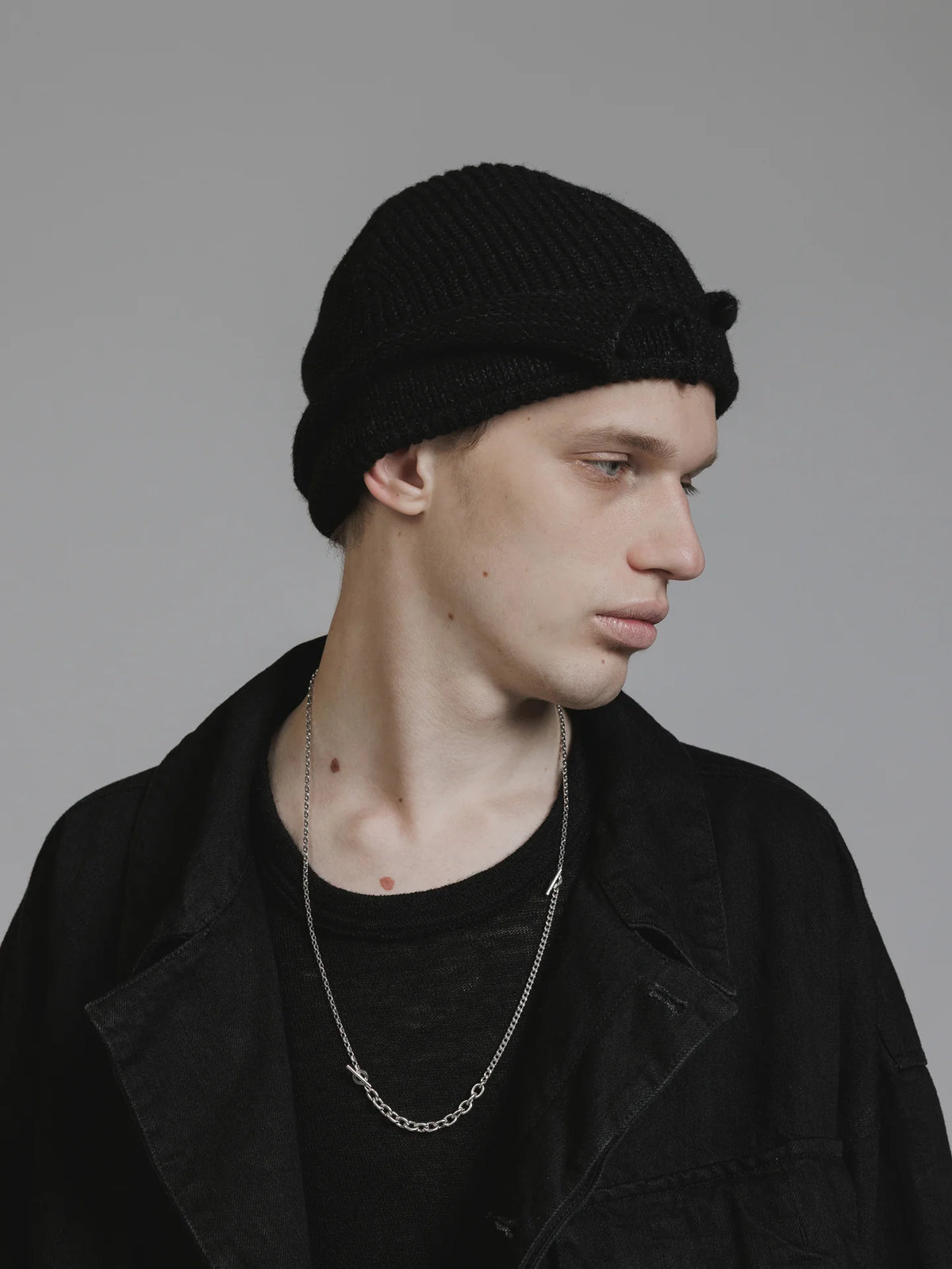 BLACK KNIT BEANIE
