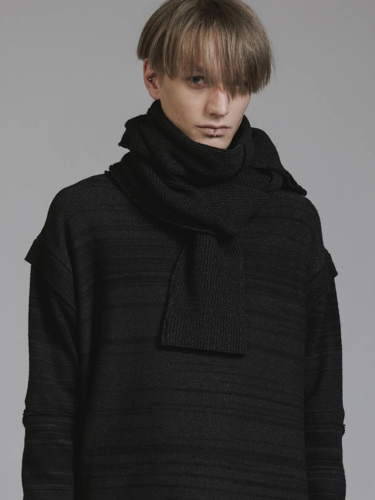 BLACK KNIT MUFFLER