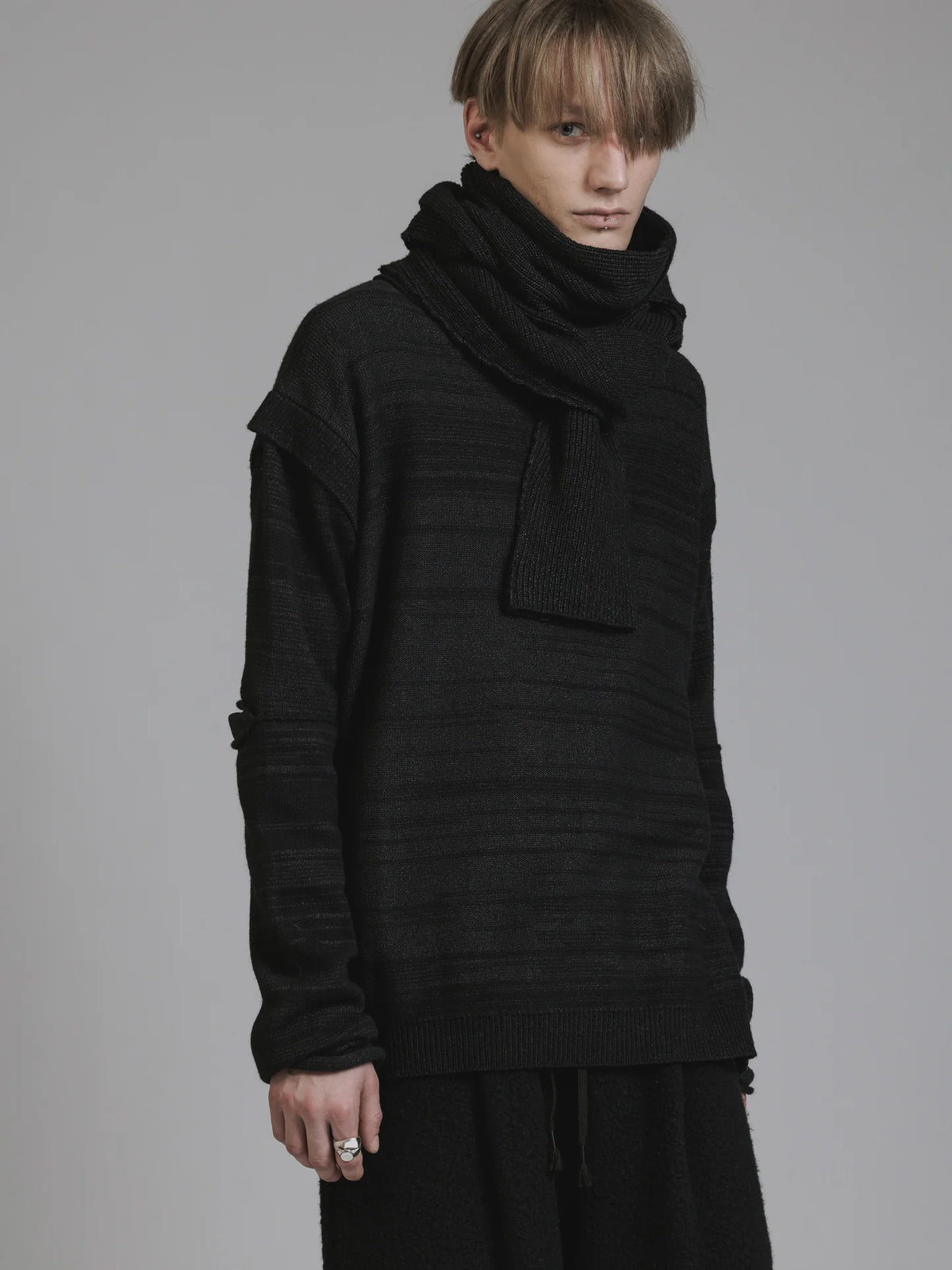 BLACK KNIT MUFFLER