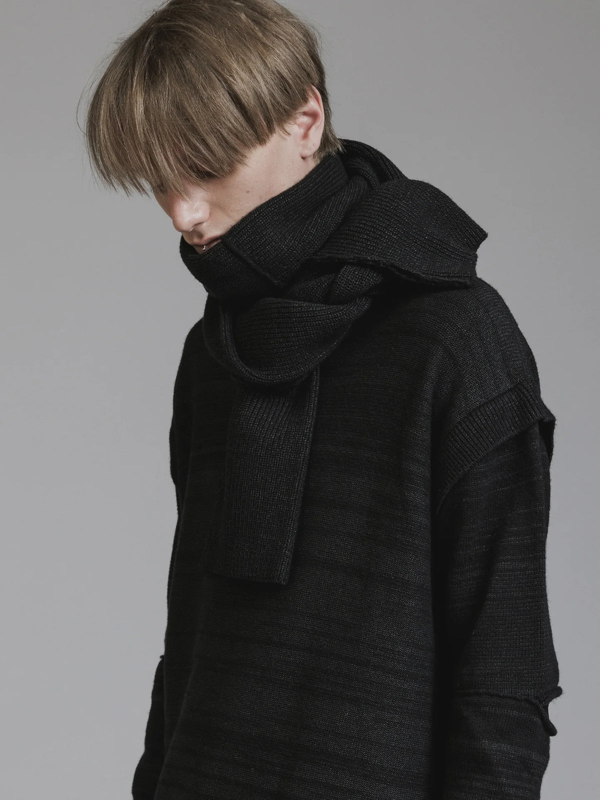 BLACK KNIT MUFFLER