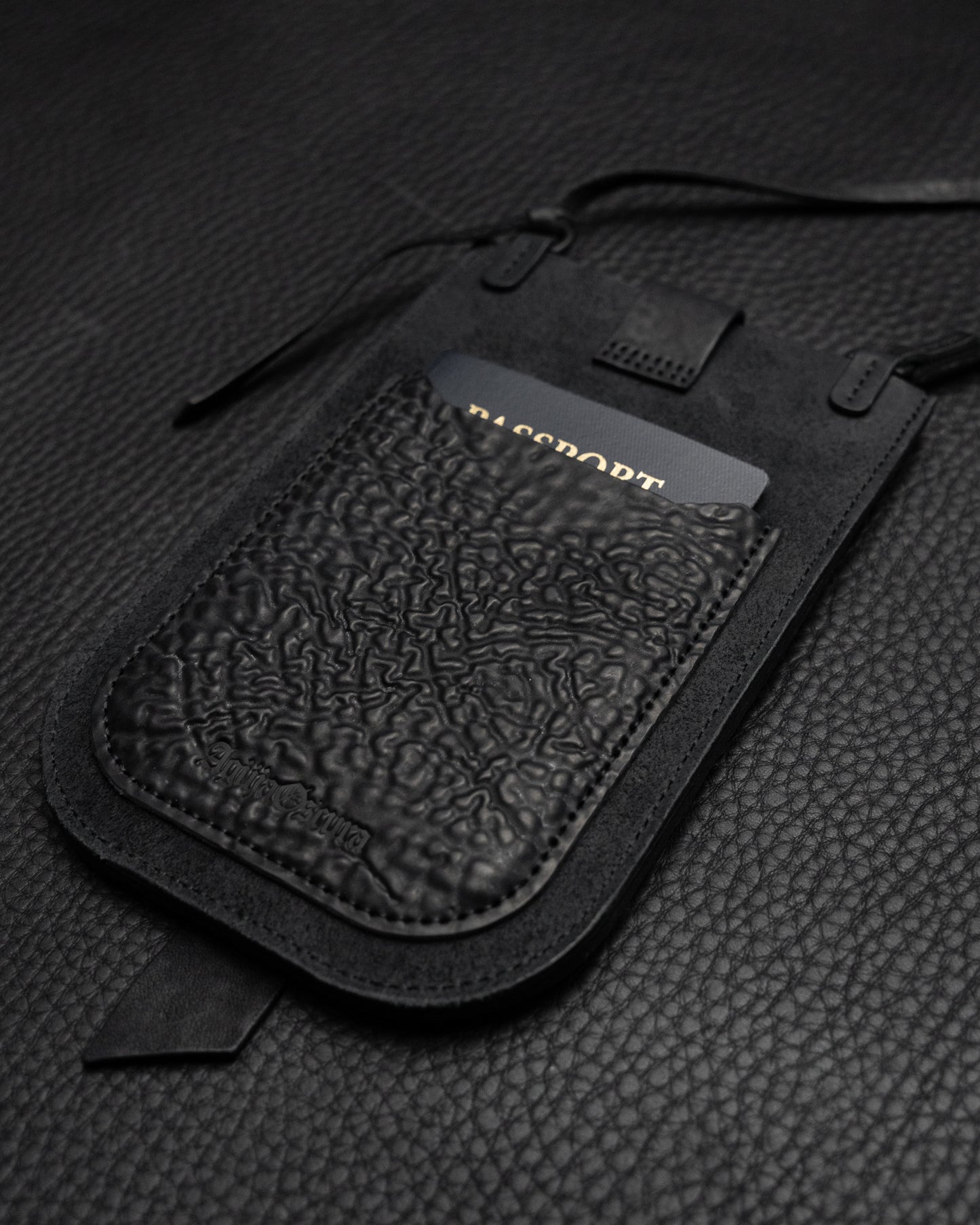 Black Reverse Culatta Viaje Travel Pouch