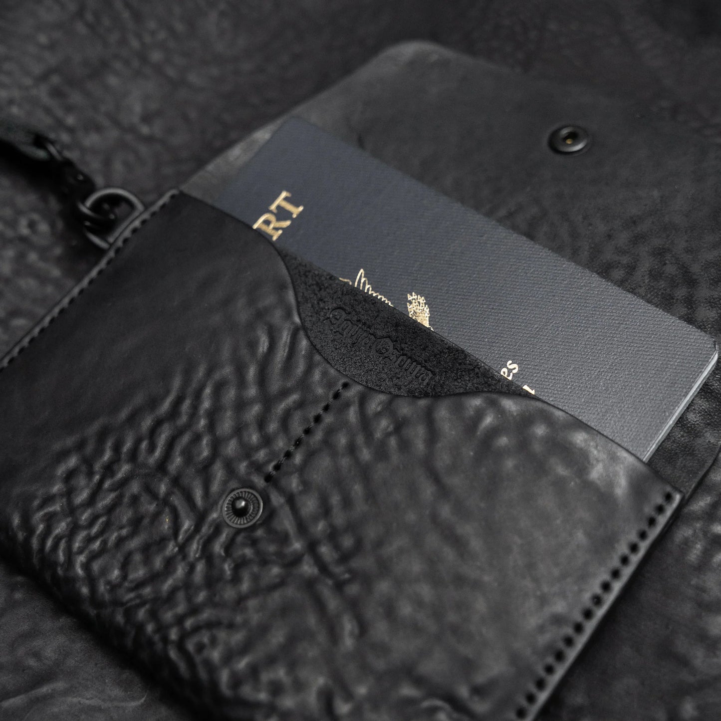Black Reverse Culatta Viaje Travel Wallet