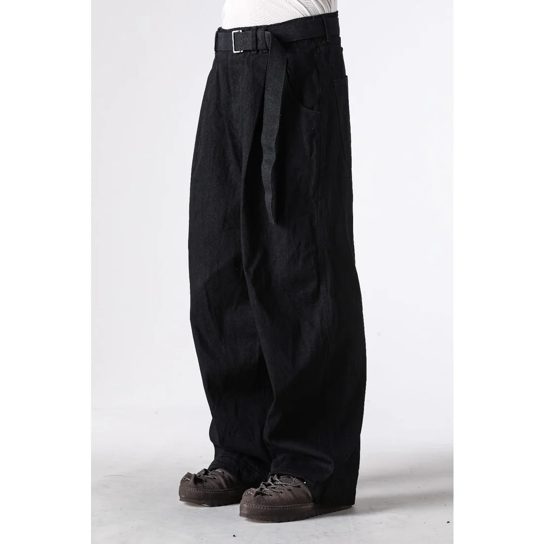 BLACK DENIM BELTED WIDE PANTS