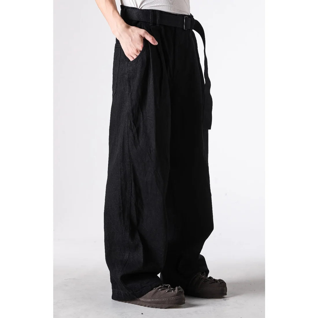 BLACK DENIM BELTED WIDE PANTS
